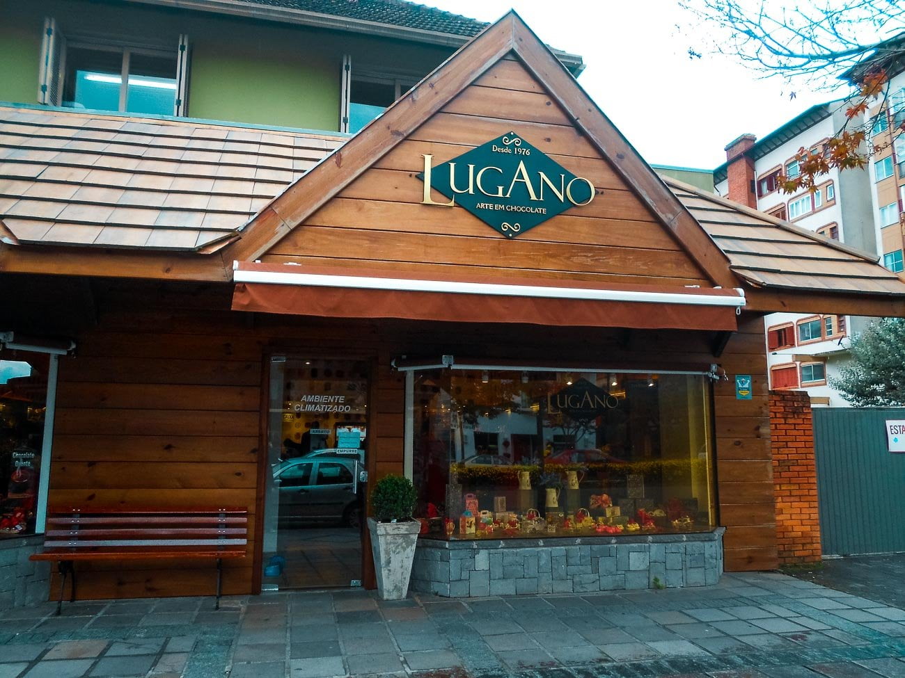 Fachada de loja de chocolate Lugano em Gramado