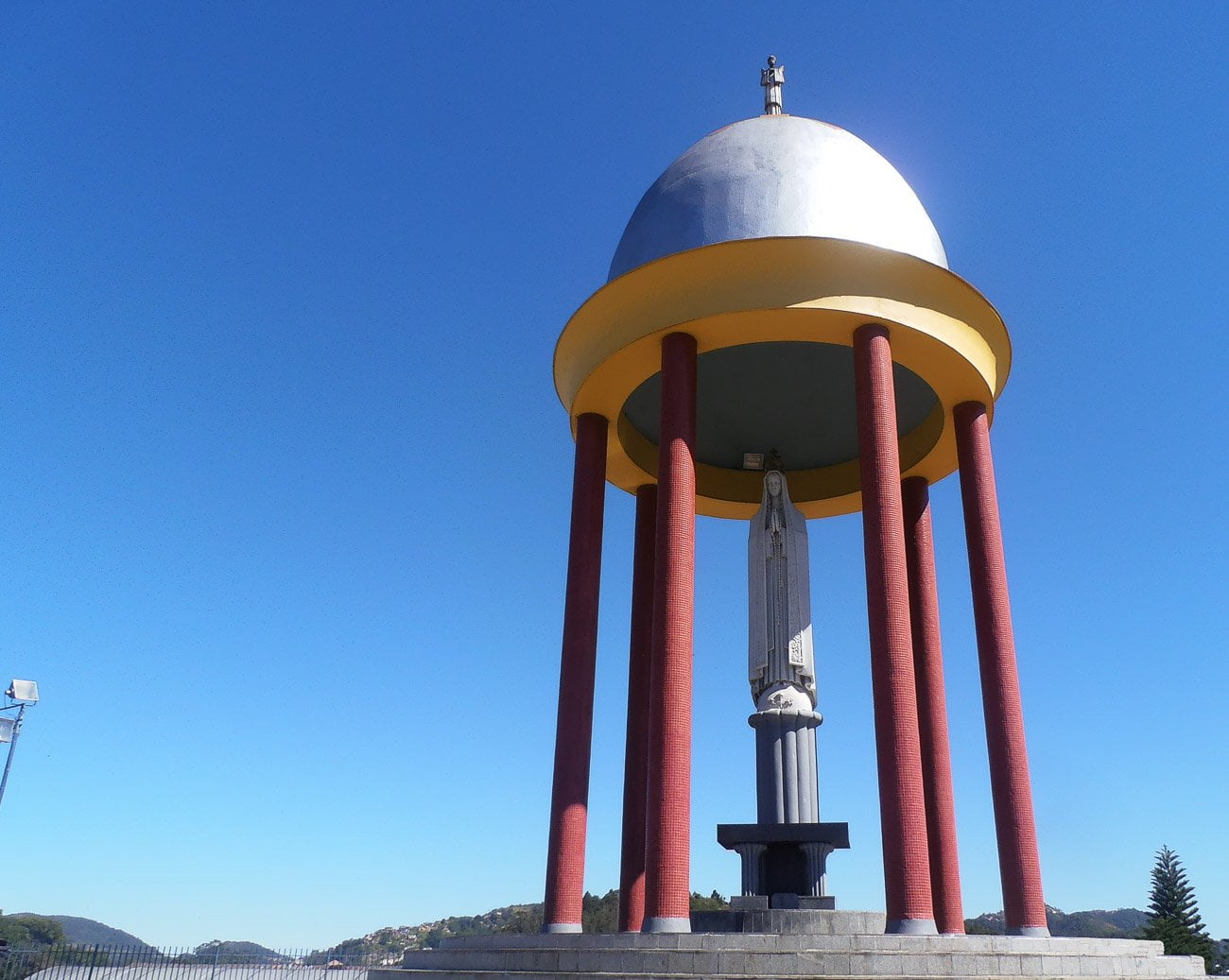 Trono de Fátima em Petrópolis com 4 metros de altura
