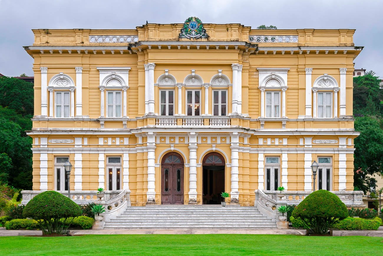 Fachada do Palácio Rio Negro cercada por jardim