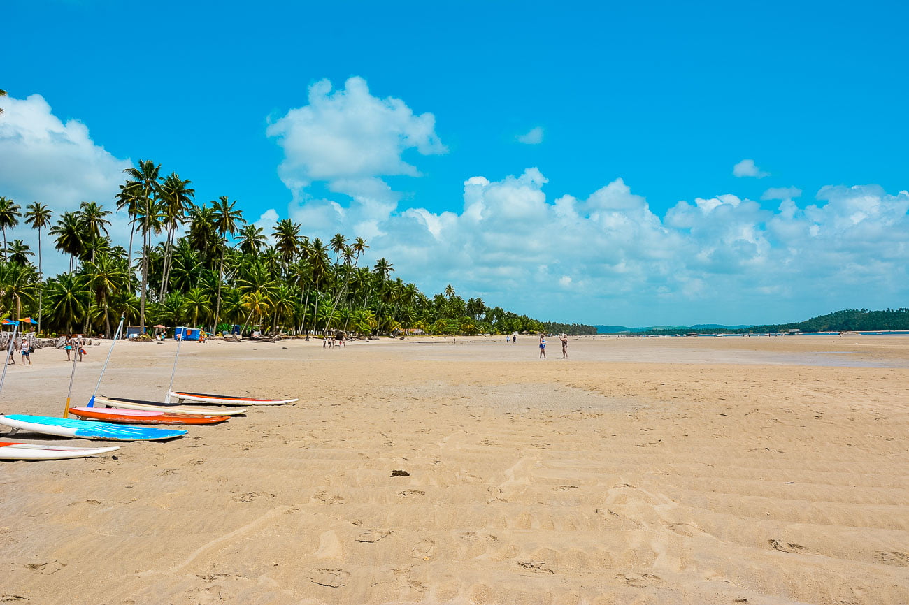 Praia de Porto de Galinhas com areia extensa e vazia 