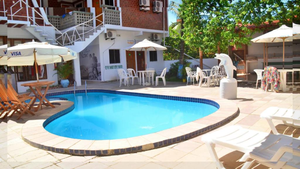 Piscina em área externa em hostel em Porto de Galinhas 