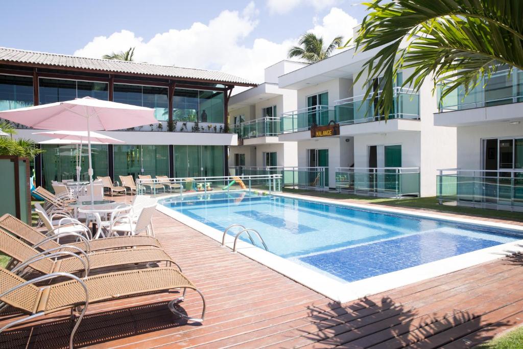 Piscina ao ar livre em dia de sol em pousada em Porto de Galinhas