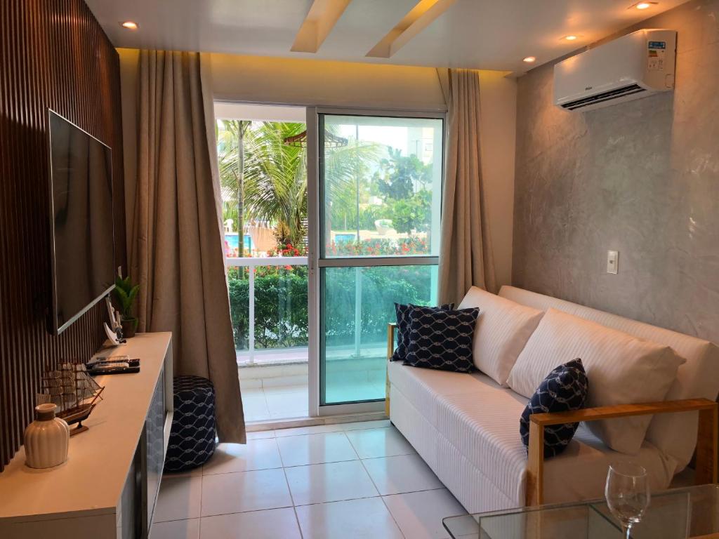 Sala de tv elegante em apartamento resort em Porto de Galinhas