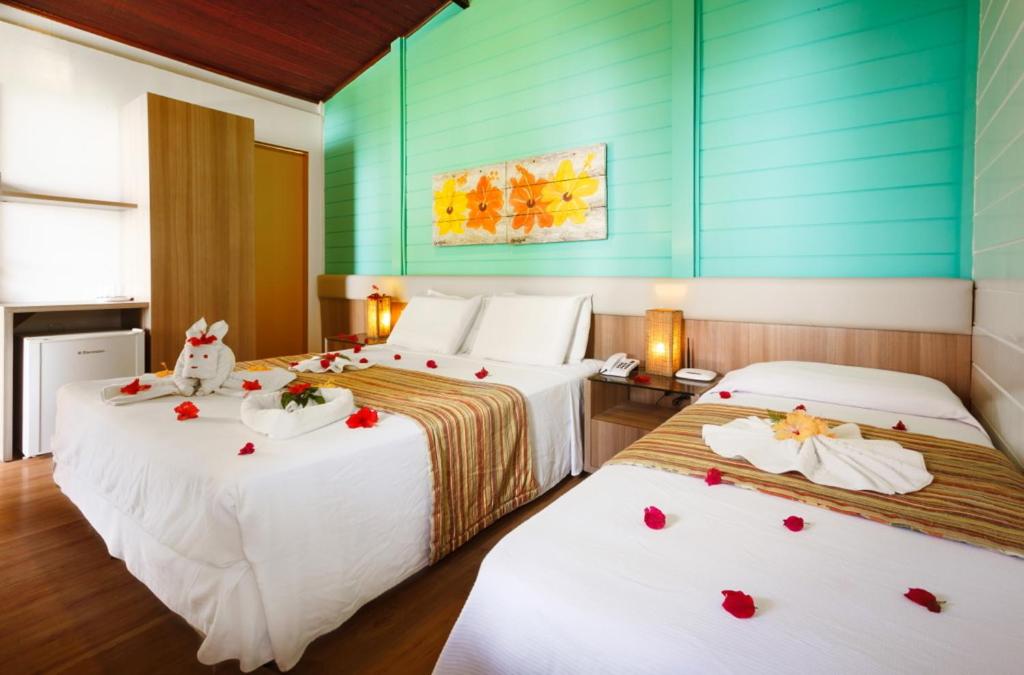 Quarto aconchegante com camas de solteiro e de casal