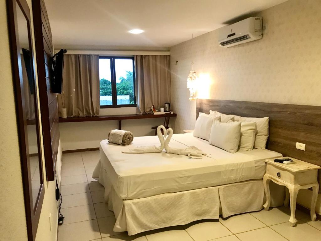 Quarto de casal com decoração moderna como opção de hospedagem em Porto de Galinhas 