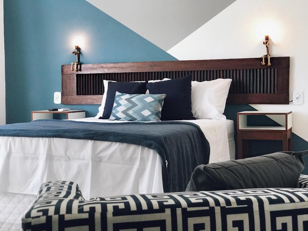 Quarto com decoração moderna em pousada em Porto de Galinhas
