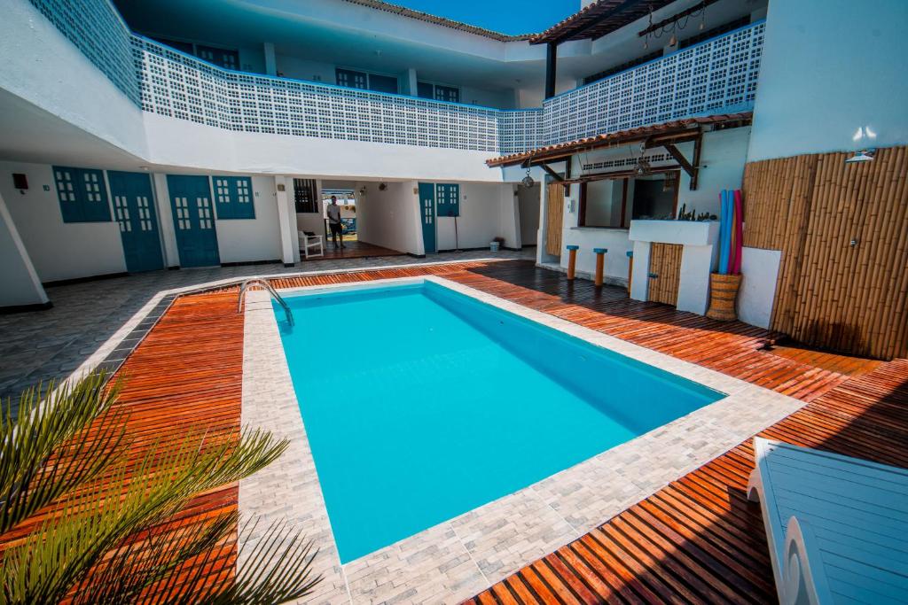 Piscina ao ar livre com deck de madeira em pousada em Porto de Galinhas