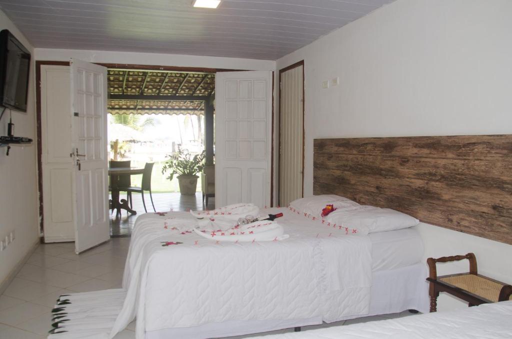 Quarto grande de casal com decoração rústica