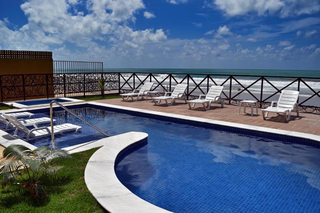 Piscina ao ar livre de frente para o mar