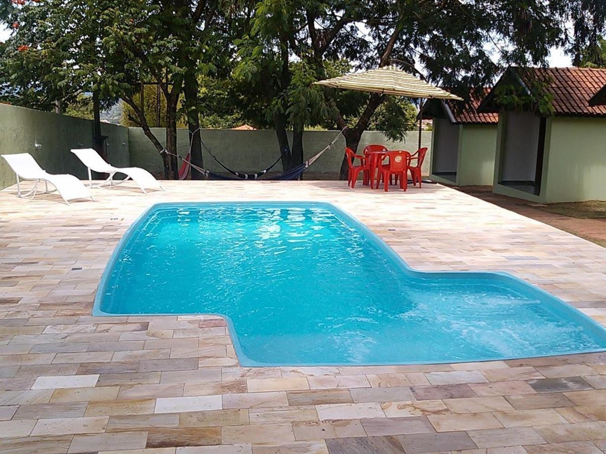 Piscina ao ar livre em pousada em Brotas