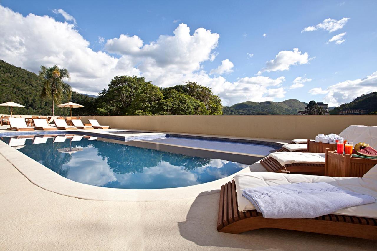 Piscina ao ar livre com vista para as montanhas