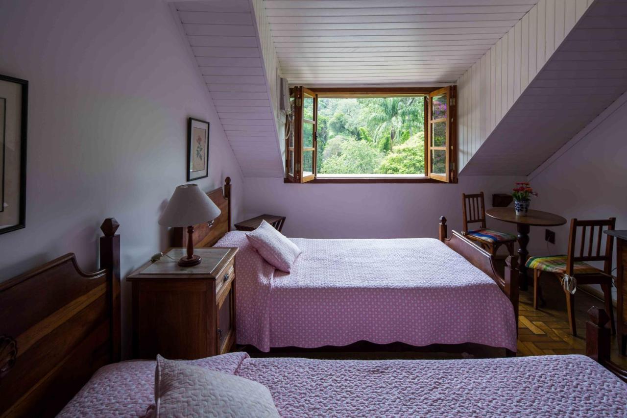 Quarto simples com janela com vista para natureza