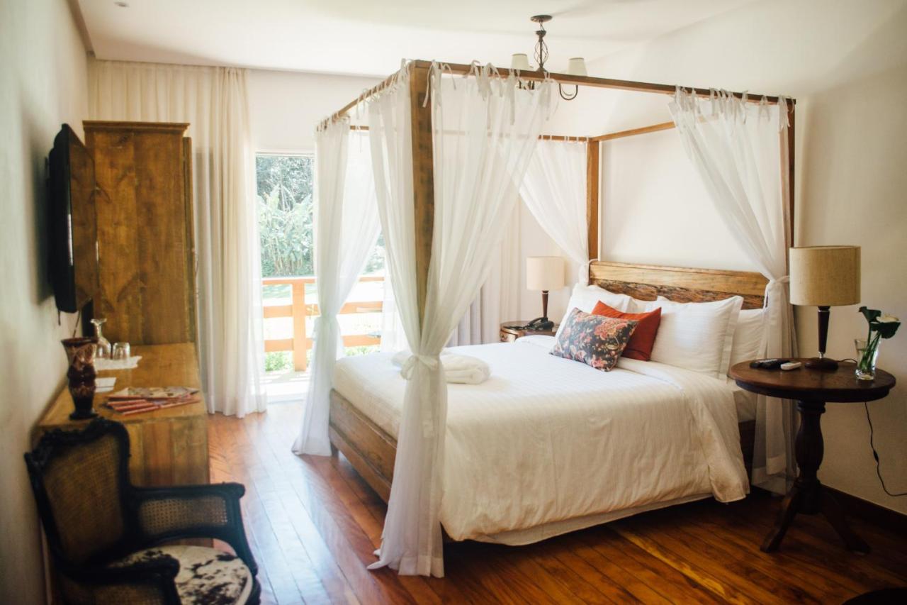 Quarto de casal elegante em pousada em Itaipava