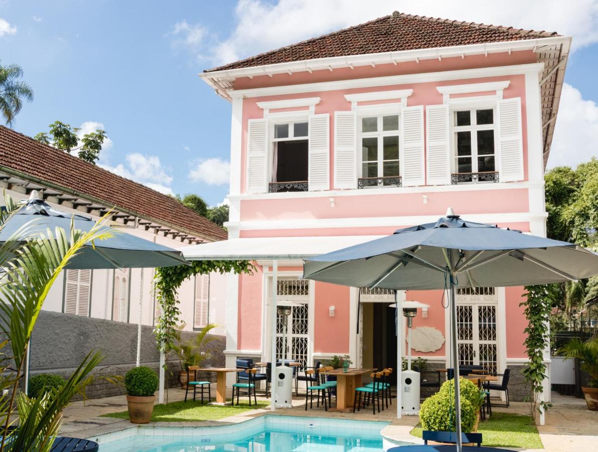 Fachada de hotel em Petrópolis toda rosa 