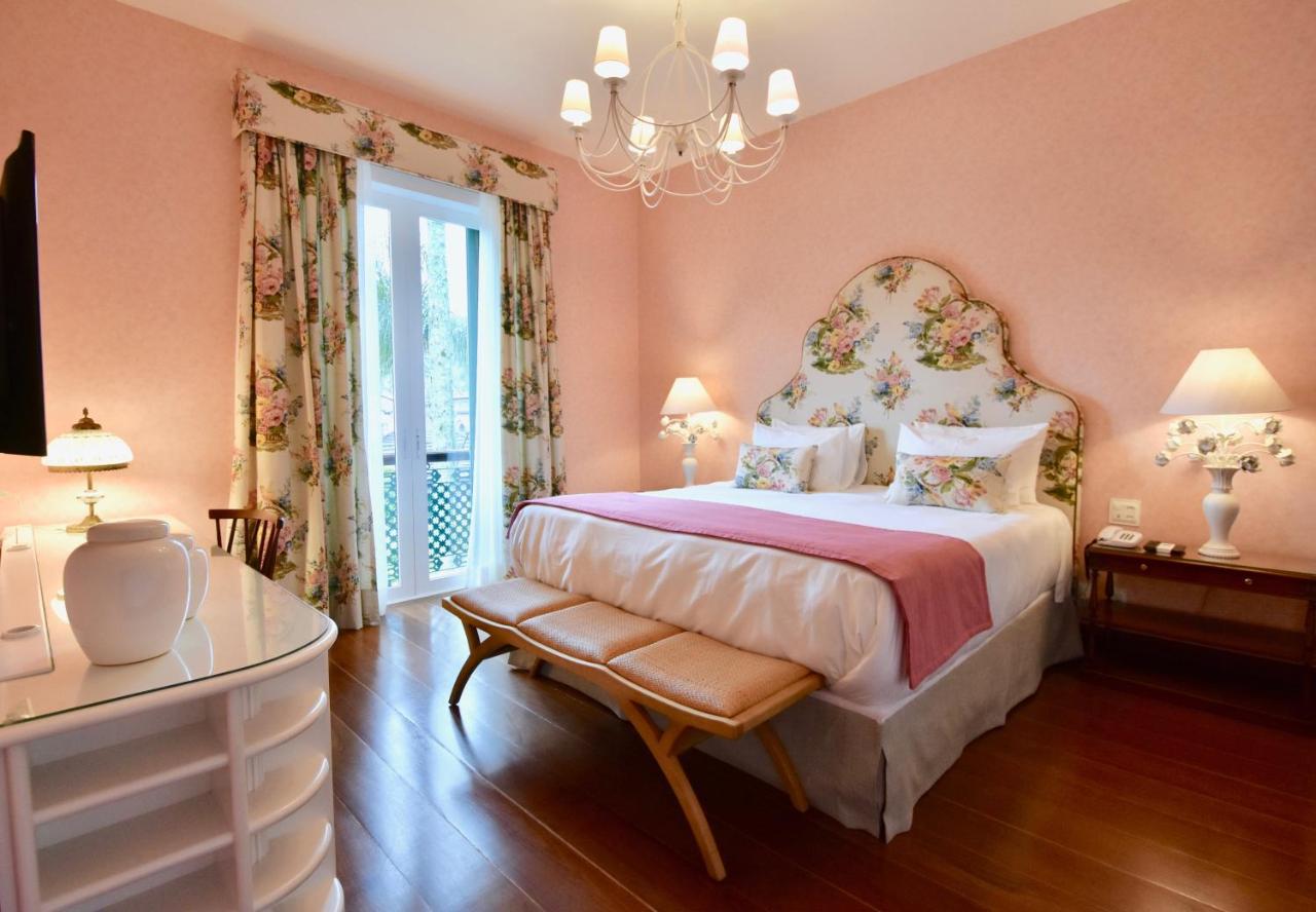 Quarto com decoração colonial e clássica em hotel em Petrópolis