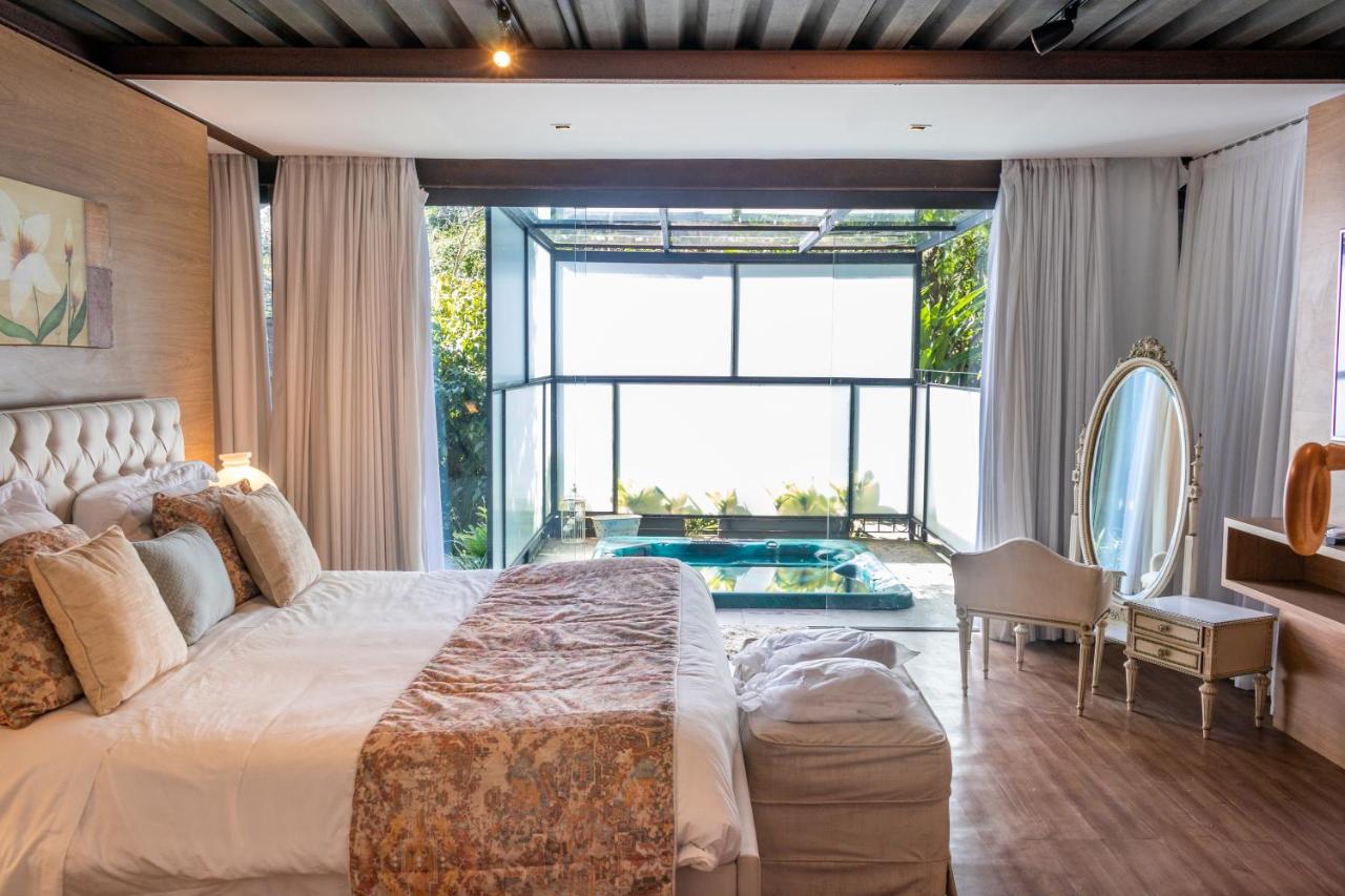Quarto grande com decoração elegante e janela com vista para montanhas