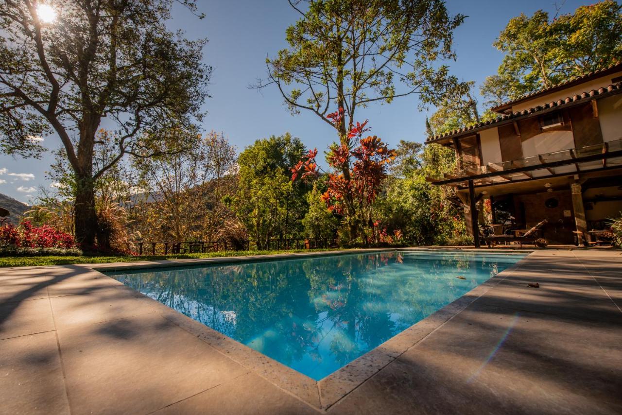 Piscina ao ar livre cercada por belas árvores 