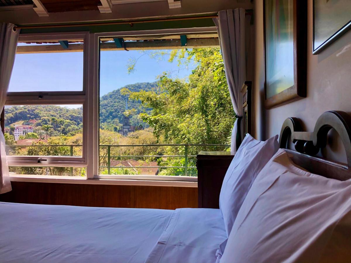 Quarto com vista para as montanhas em pousada em Petrópolis