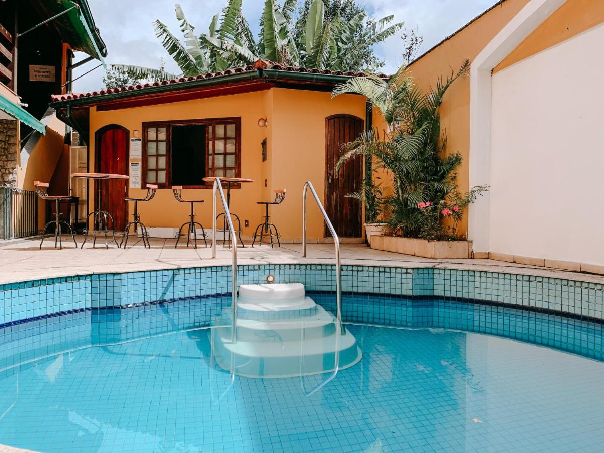 Piscina ao ar livre em pousada em Petrópolis