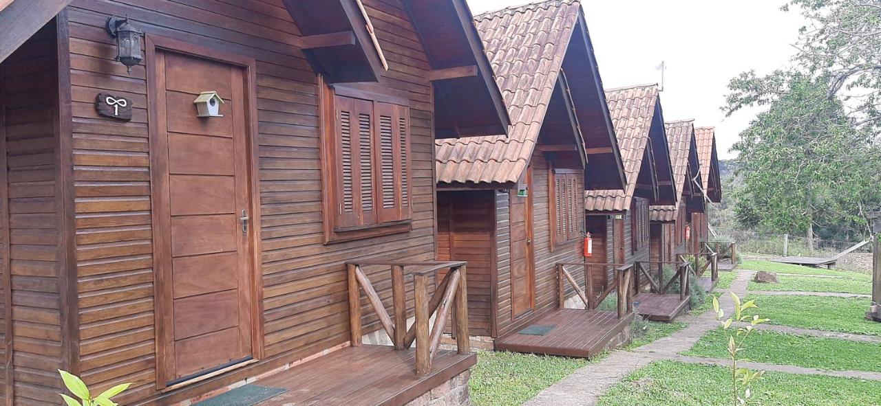 Chalés de madeira alpinos em área gramada