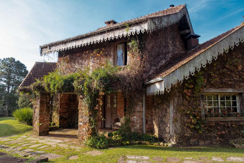 Chalé grande todo de pedra e arquitetura rústica em Gramado