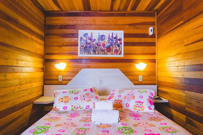 Chalé de madeira com decoração de coruja em Gramado