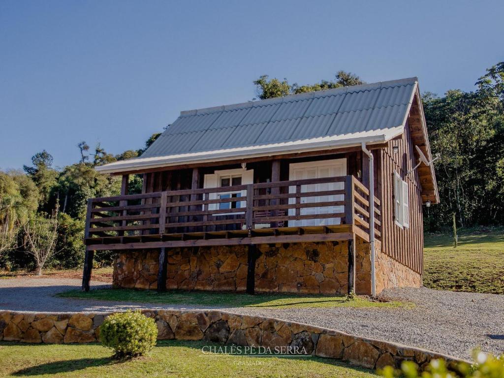 Chalé de madeira e pedras em meio a natureza em Gramado