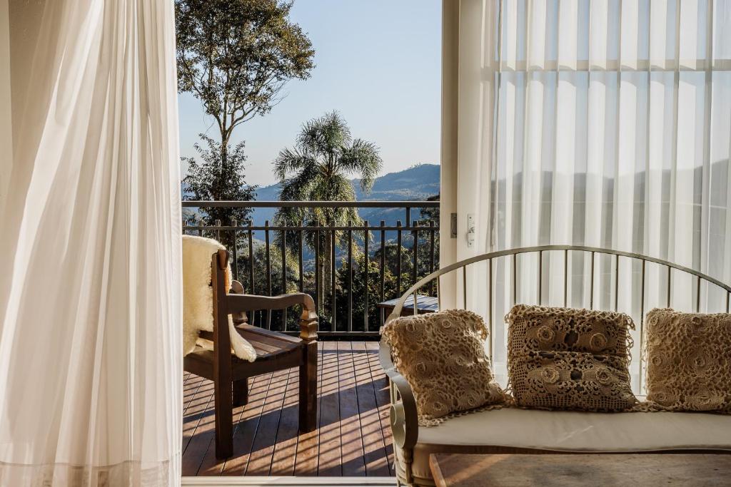 Sacada com vista para montanhas em chalé em Gramado