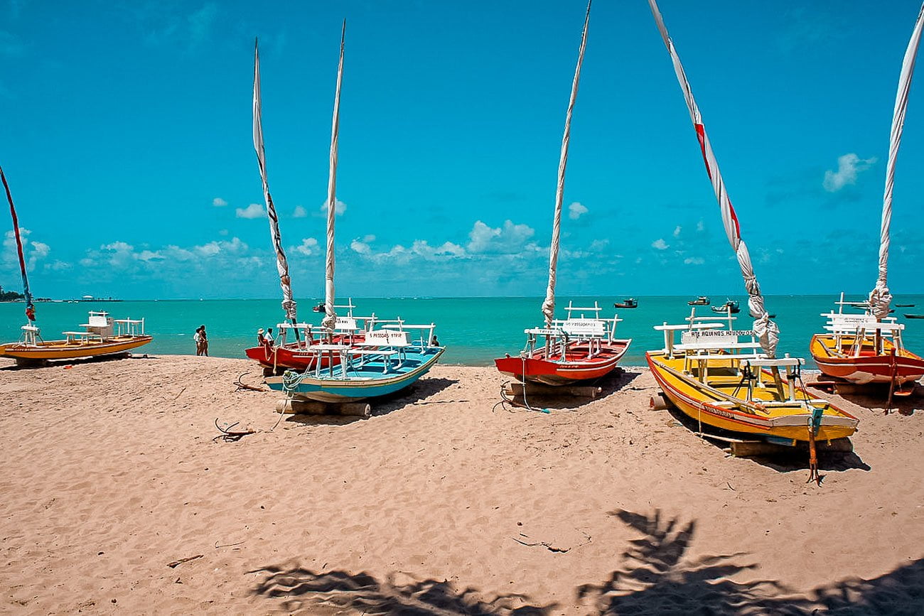 Praia da Pajuçara com barcos na areia
