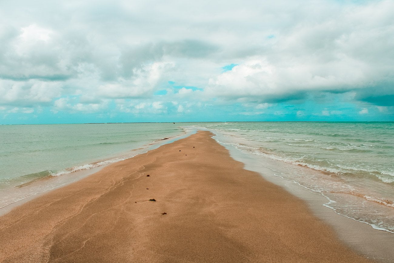 Caminho de areia entre o mar da Praia de Barra Grande