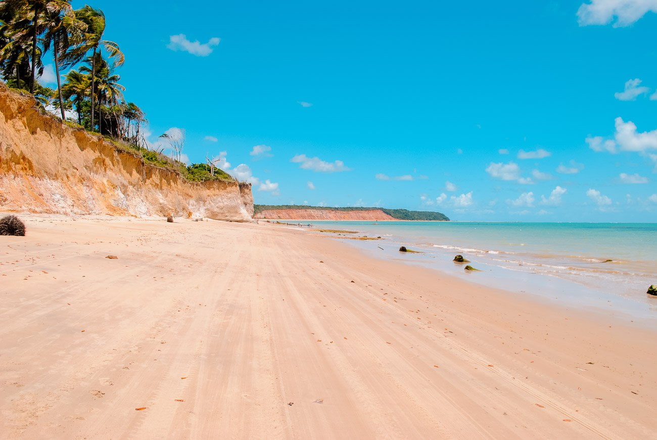 Falésias da Praia de Carro Quebrado e sua extensa faixa de areia