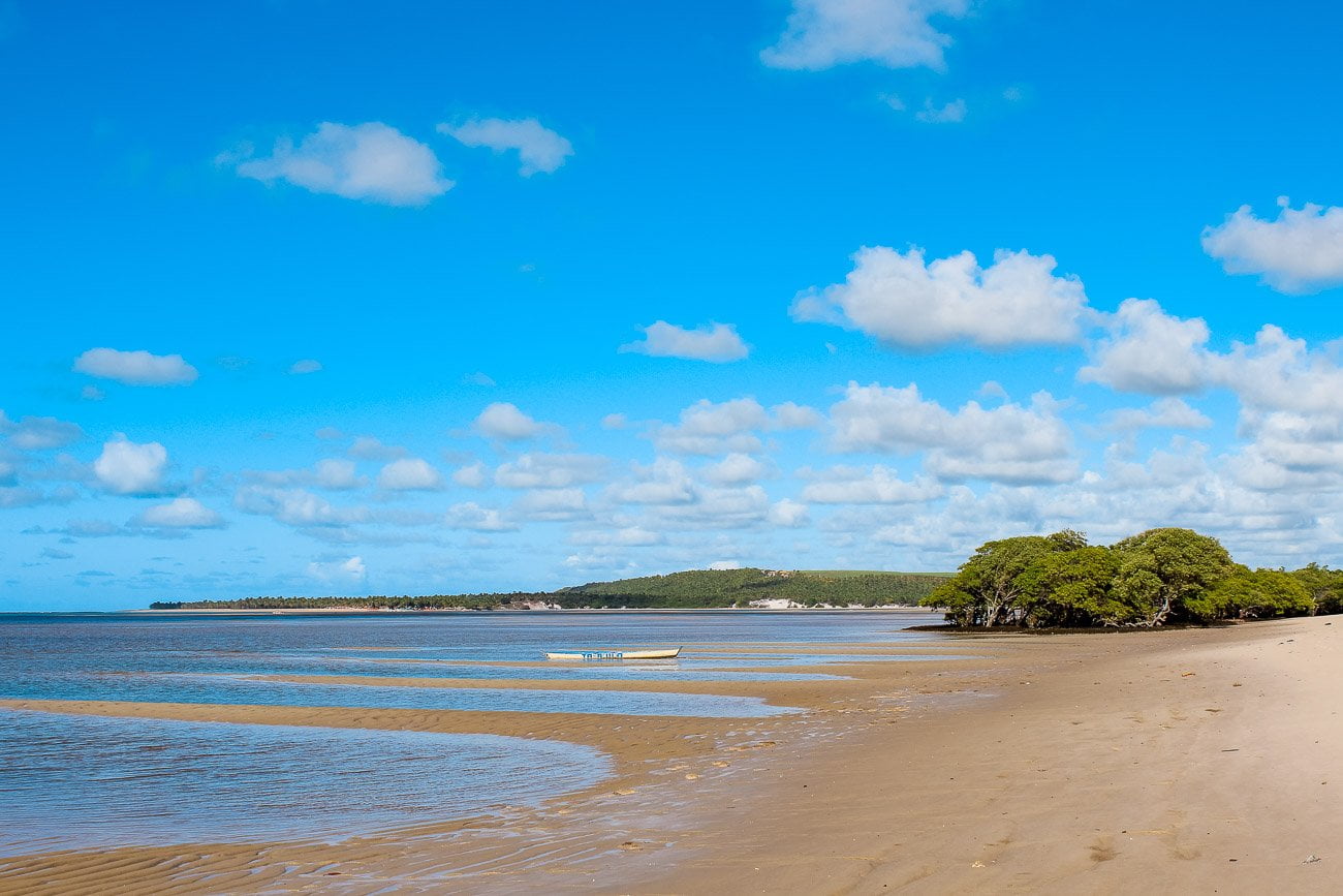 Mar de águas calmas da Praia de Barra de São Miguel