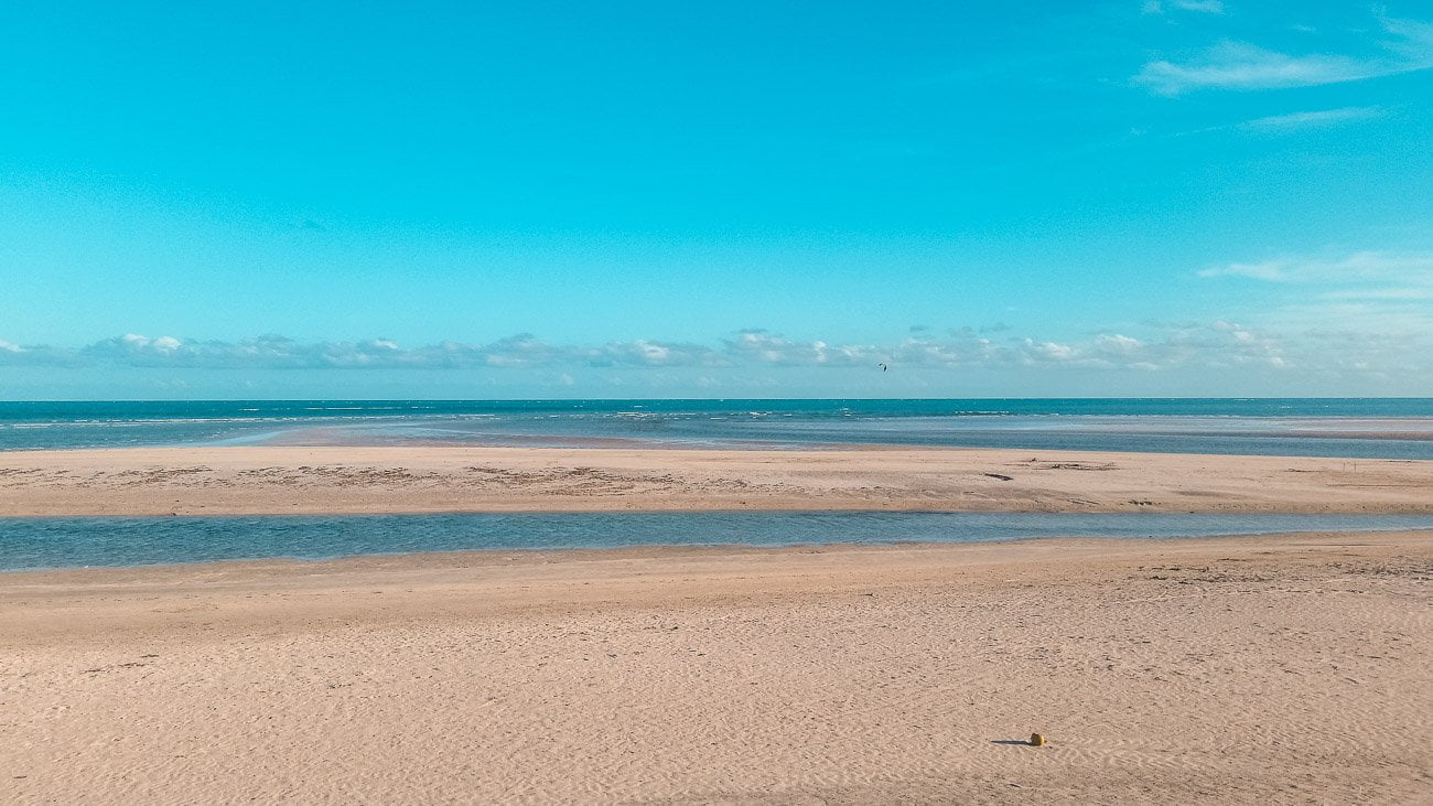 Mar calmo da Praia de Paripueira em Maceió