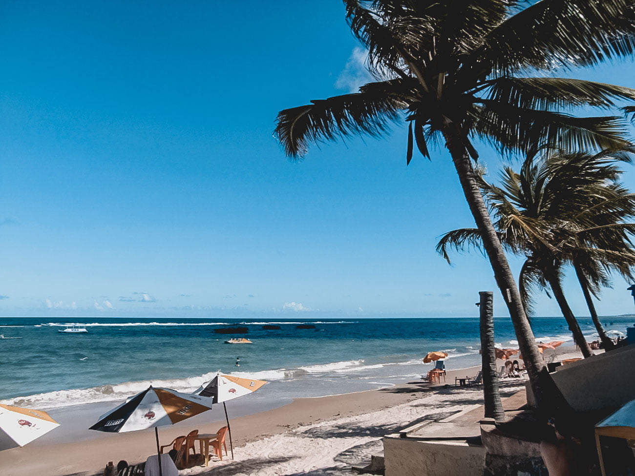 Águas cristalinas em um dia de sol na Praia do Francês, Alagoas