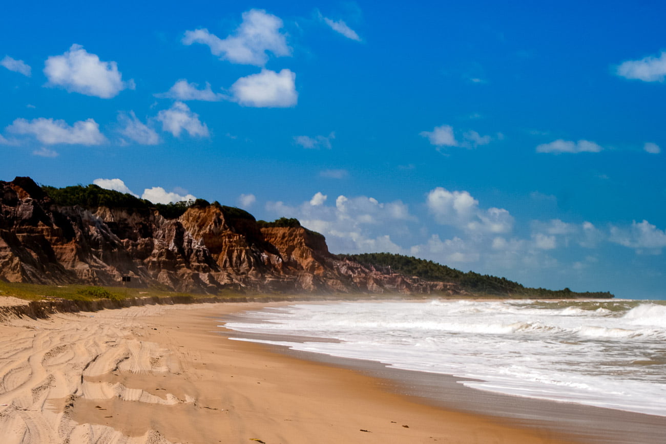 Praia do Gunga e suas falésias