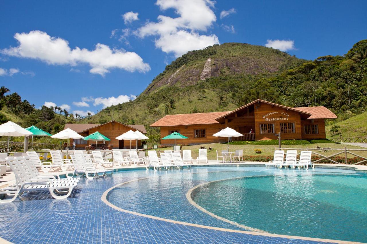 Piscina ao ar livre e ao fundo montanhas em Teresópolis