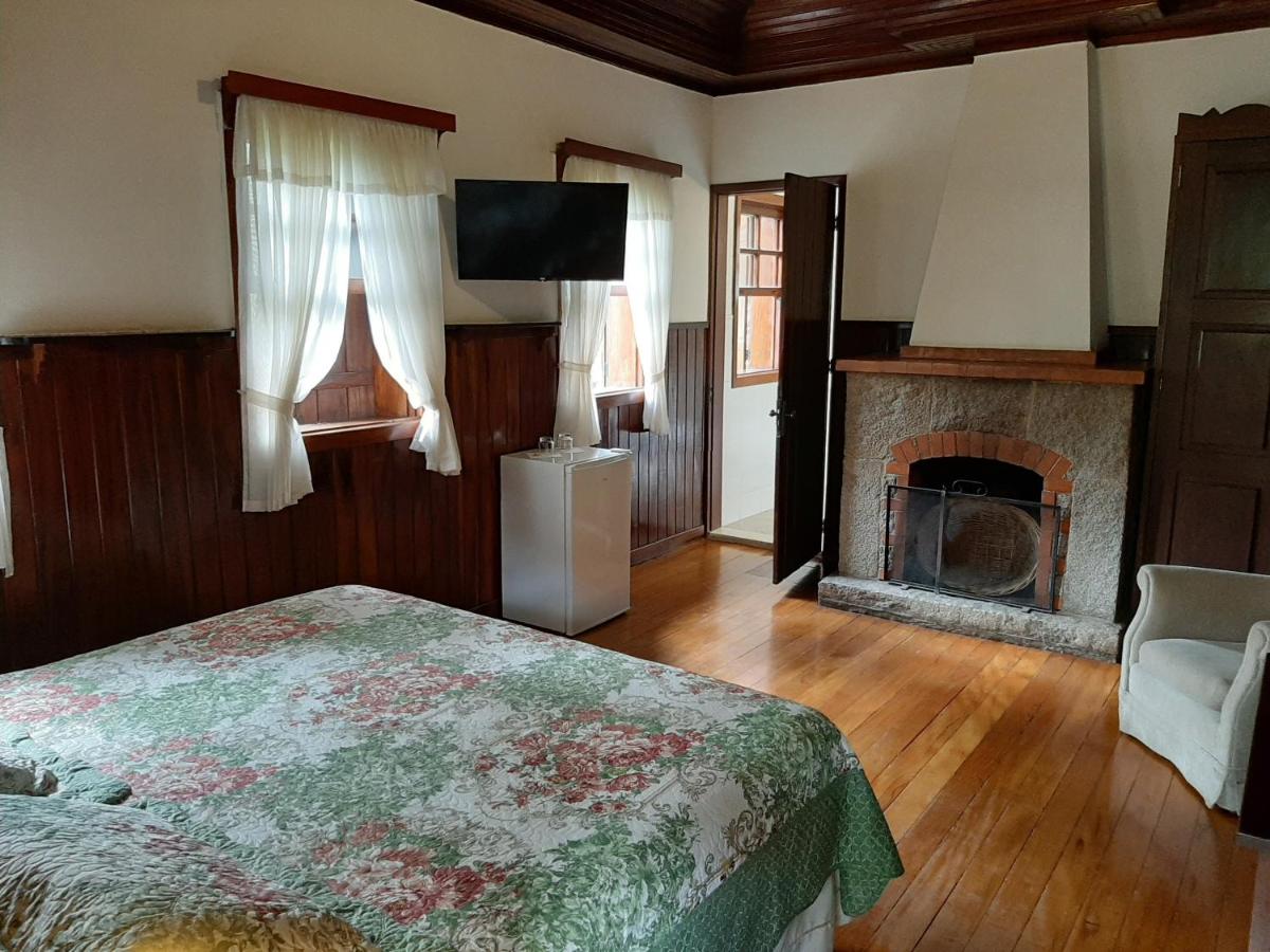 Quarto de casal em hotel fazenda em Teresópolis com lareira
