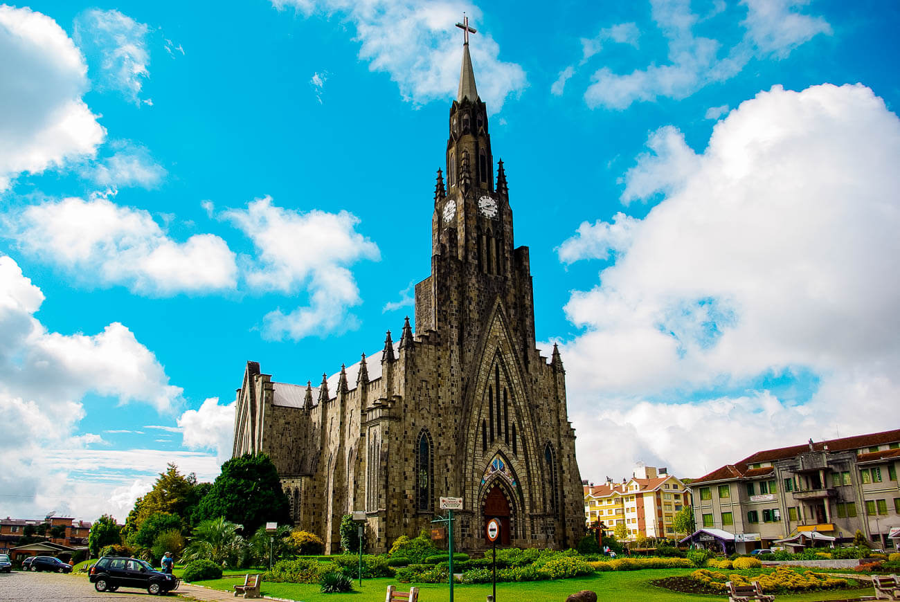 Catedral de Pedra em Canela rodeada por jardins 