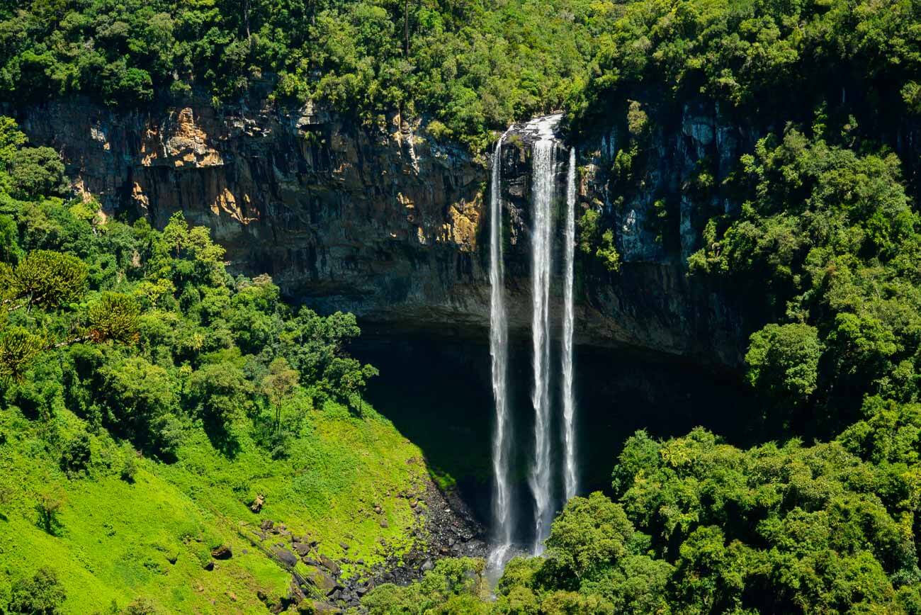Cascata no Parque do Caracol cercada por natureza