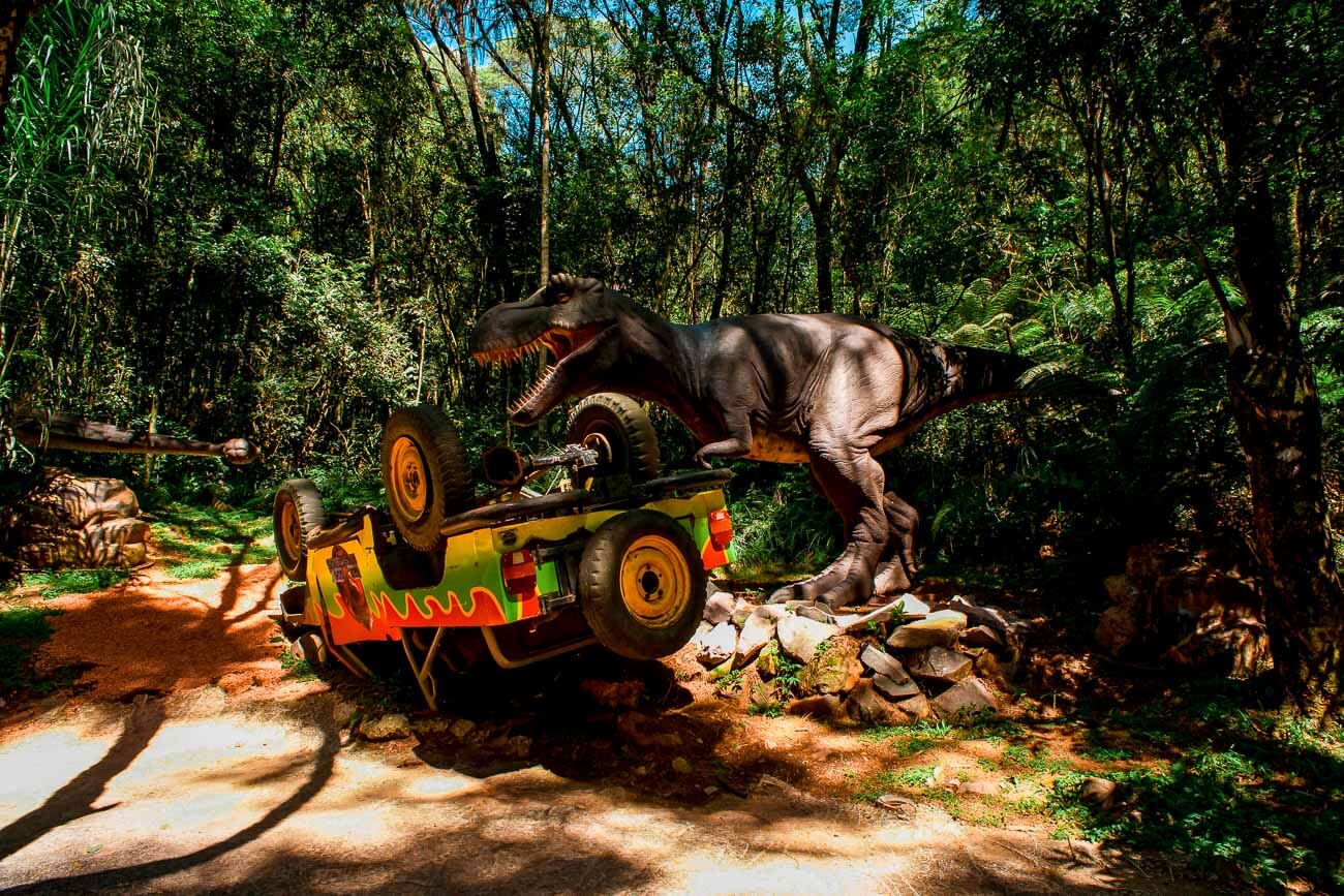 Parque ao ar livre do Vale dos Dinossauros em Canela refazendo cena do filme Jurassic Park