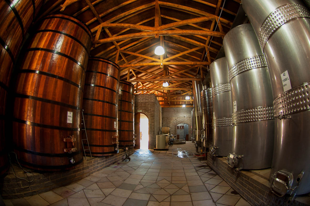 Barris de madeira e metal na Vinicola Joliment