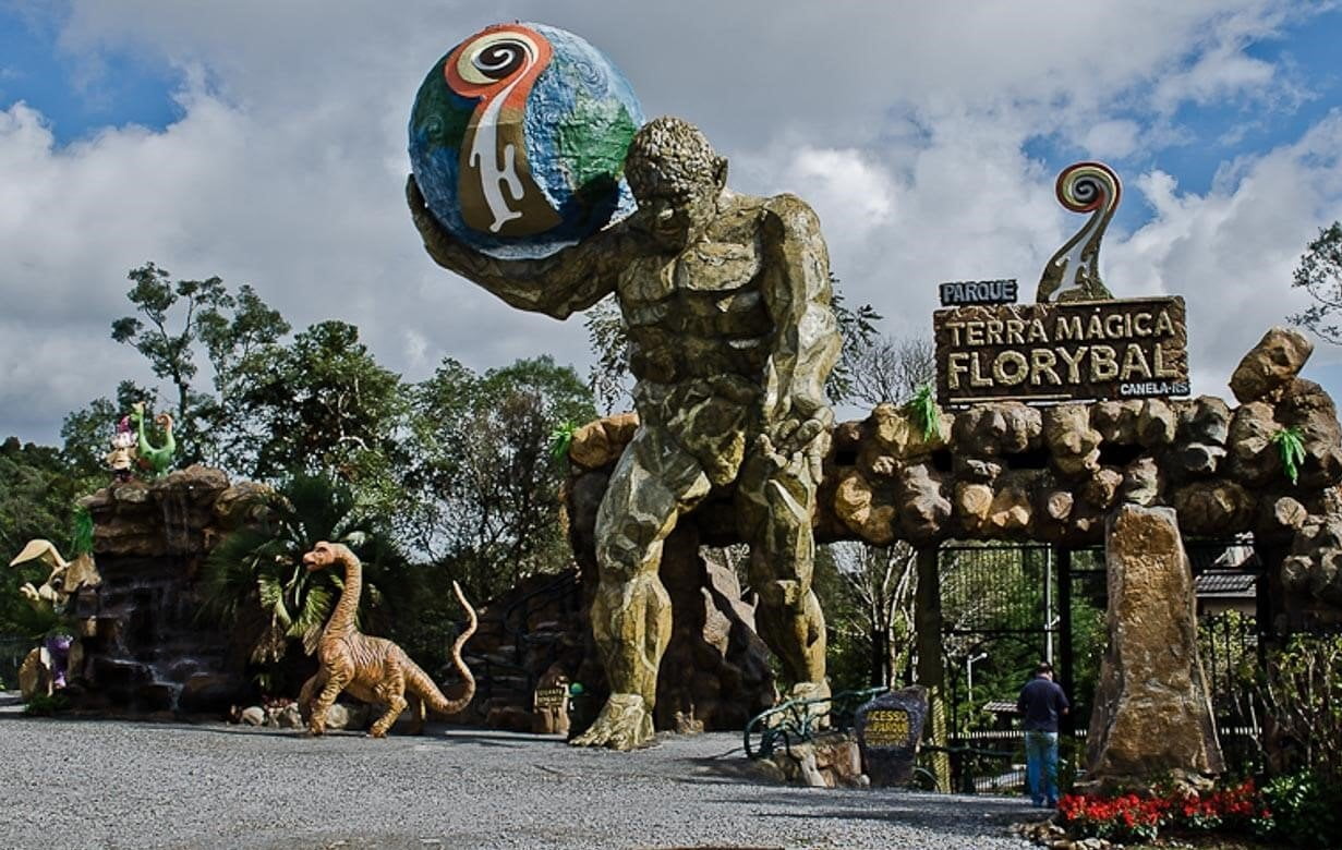 Entrada do Parque Terra Mágica Florybal com grandes estátuas