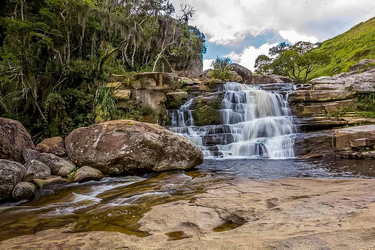 Queda d'água entre rochas na Cachoeira dos Frades