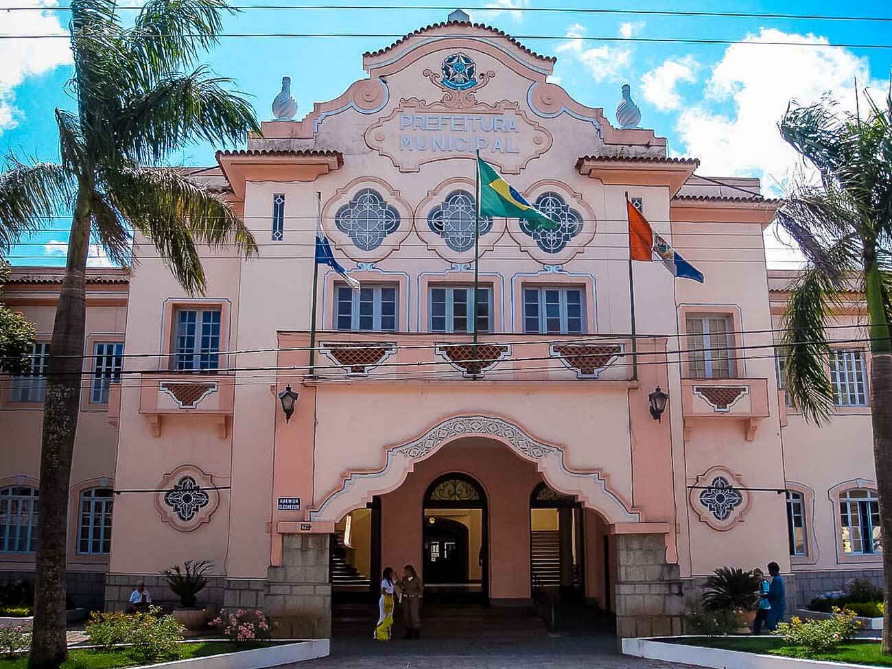 Fachada do Palácio Teresa Cristina com arquitetura colonial em Teresópolis