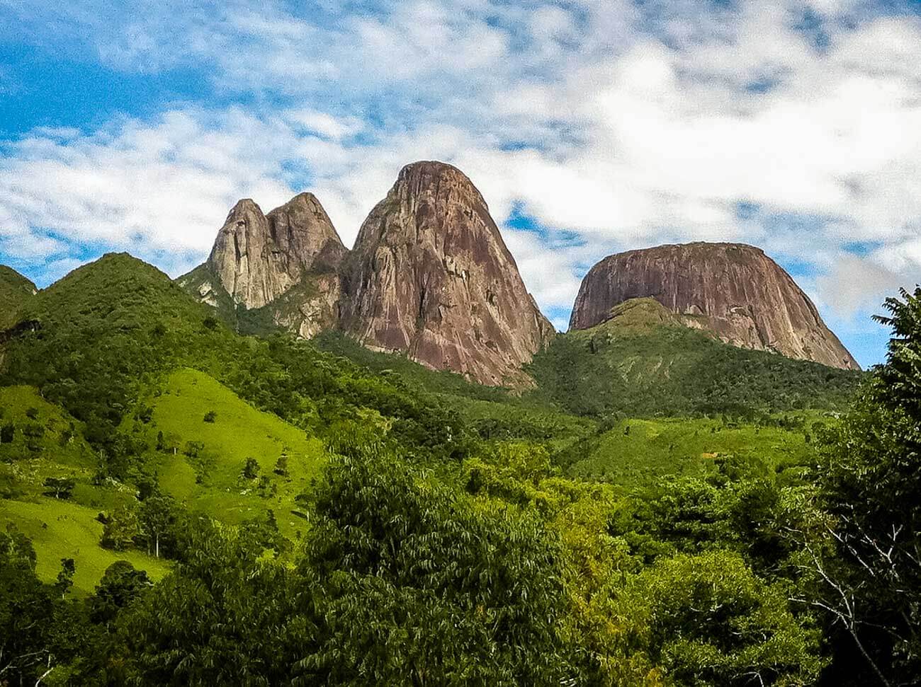 Vista panorâmica dos Três Picos, formações rochosas em Teresópolis