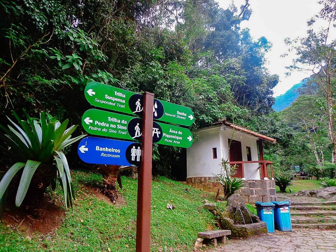 Placas indicativas das trilhas no Parque Nacional da Serra dos Órgãos