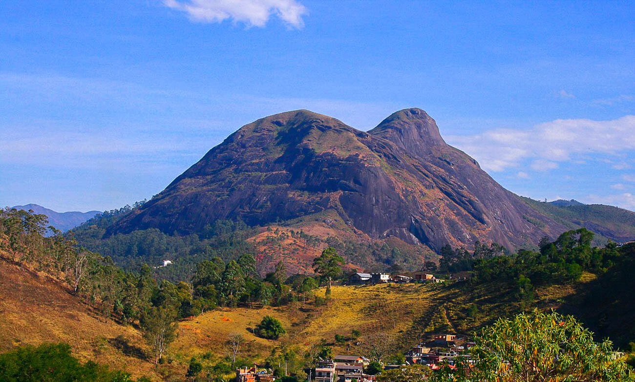 Vista de longe da Pedra da Tartaruga em Nova Friburgo
