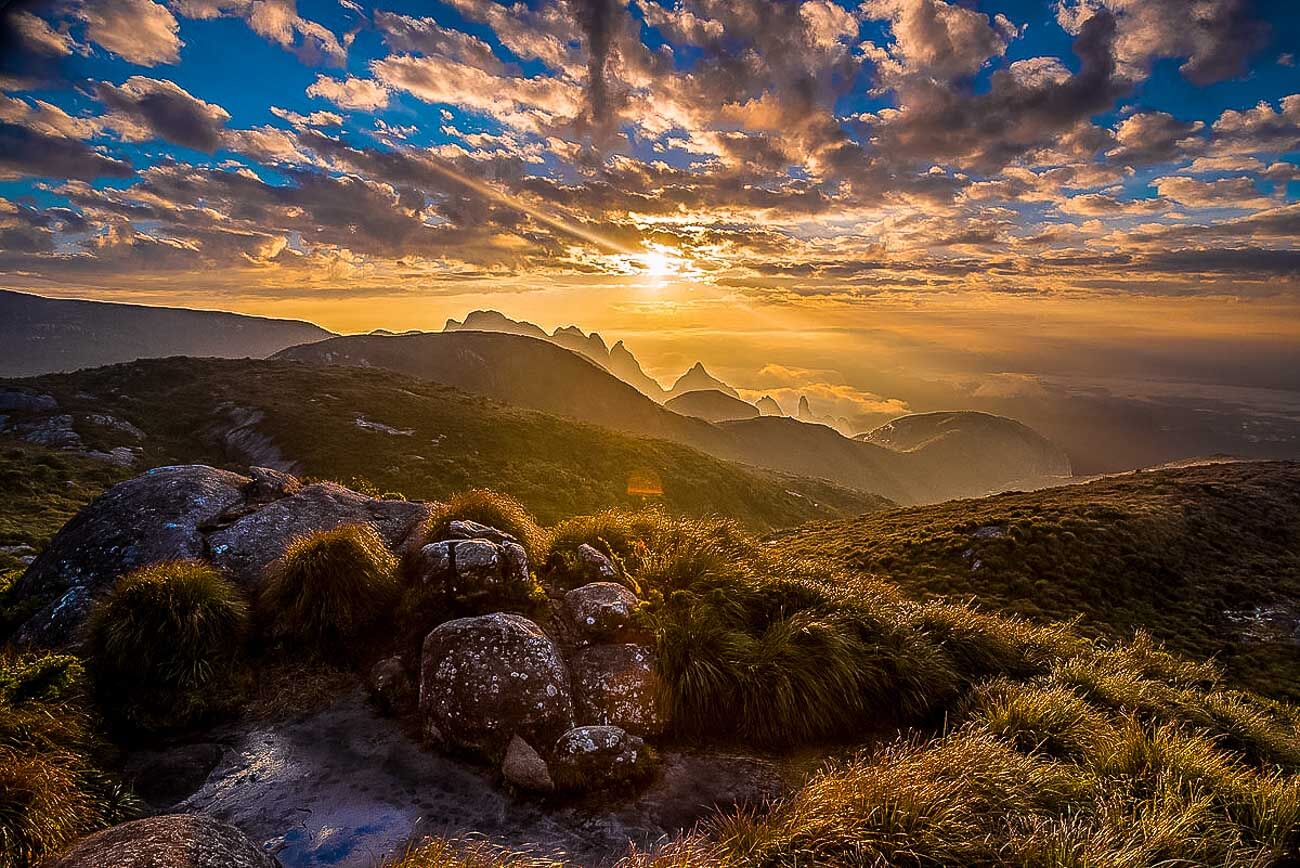 Amanhecer no Parque Nacional Serra dos Órgãos visto do Açú