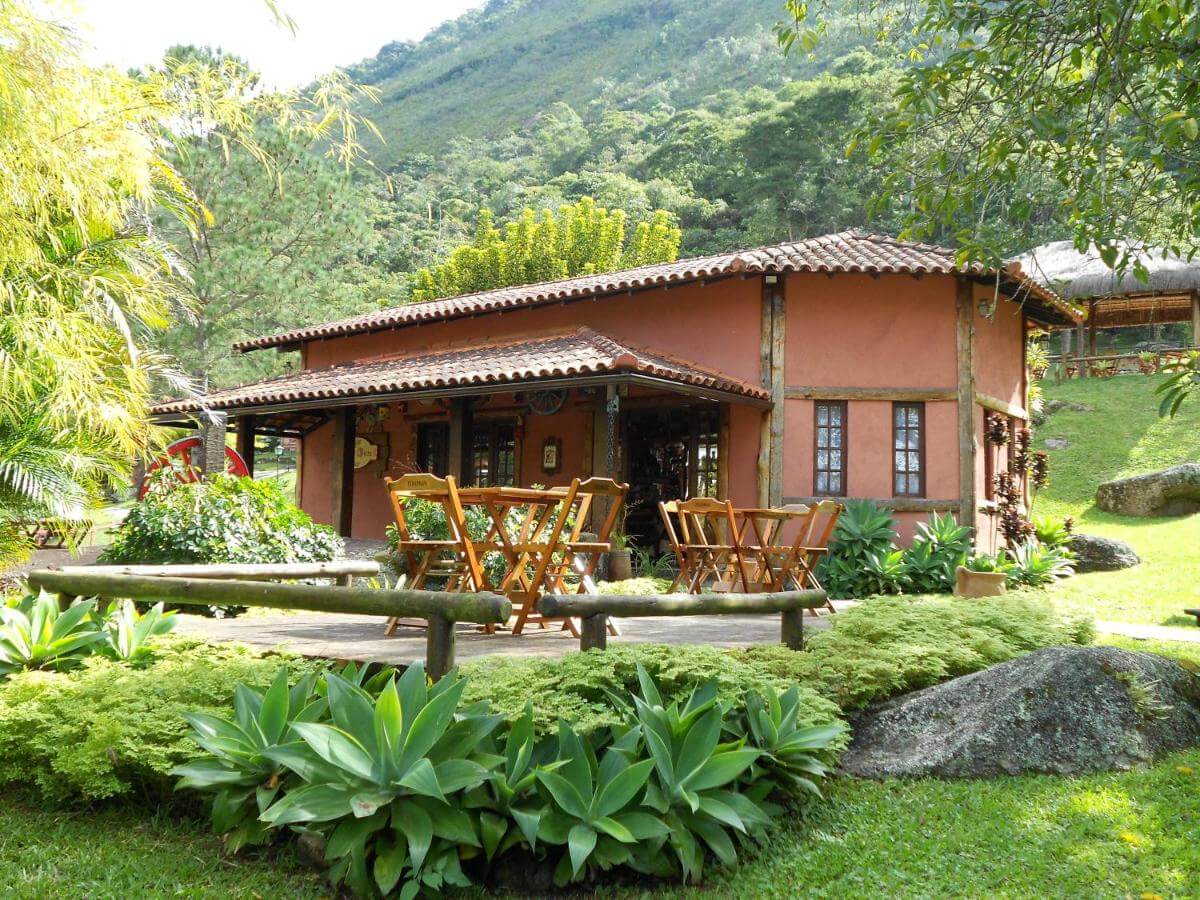 Casa em área grama e jardim e cercada por montanhas