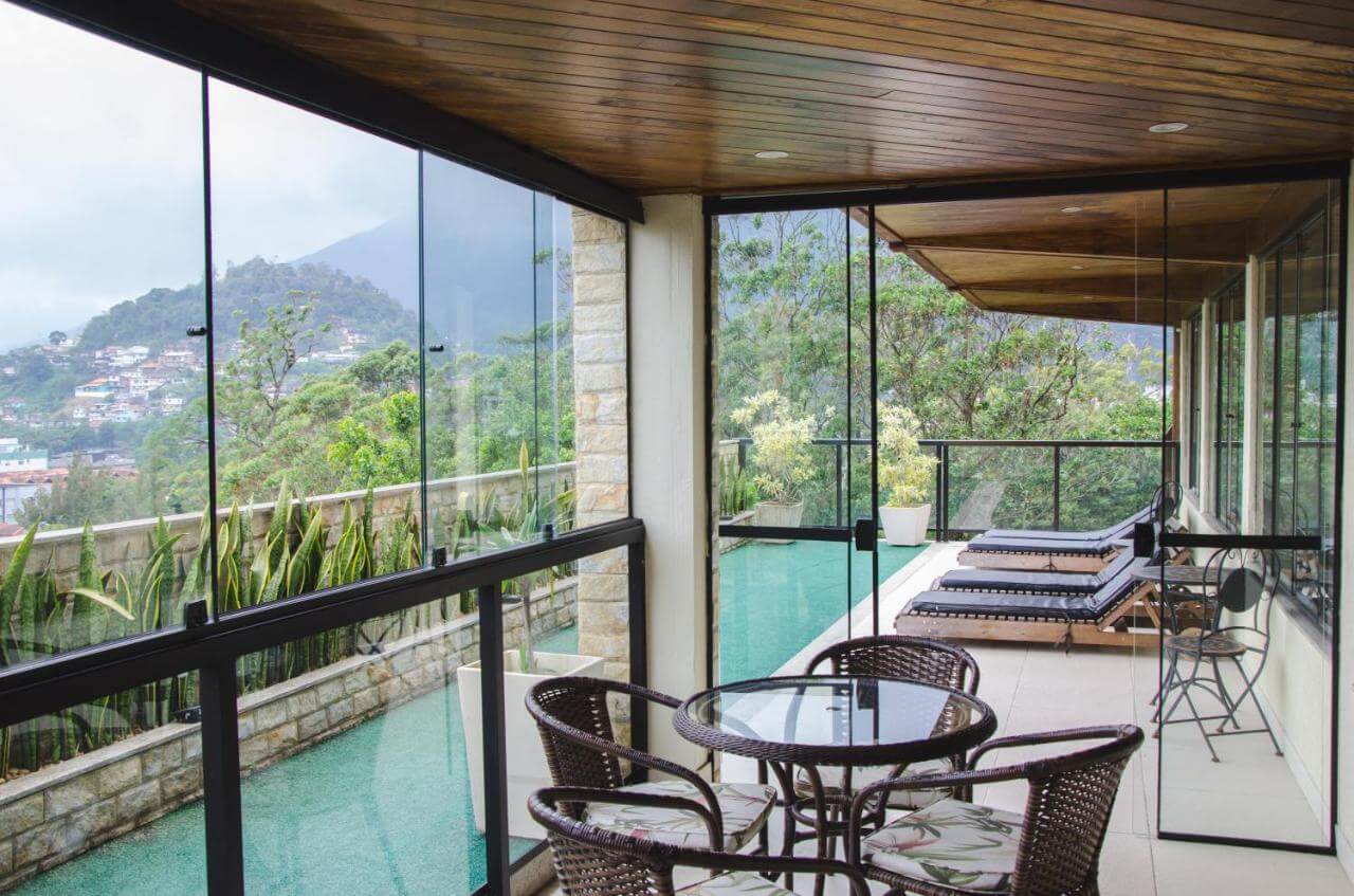 Piscina ao ar livre com vista para montanhas em hotel em Teresópolis